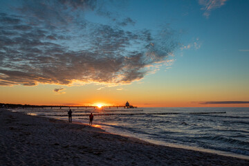 Fototapeta premium Sonnenuntegang am Zingster Strand.