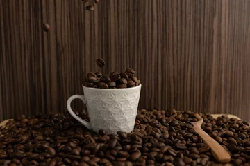 Photo sur Plexiglas Café White coffee mug filled with coffee beans