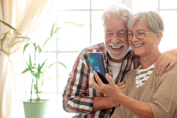 Happy senior couple communicating remotely with relatives and friends - Grandparents with smartphones, remoteness and technology communication concepts - obrazy, fototapety, plakaty