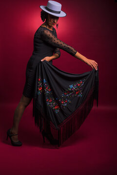 Mujer andaluza con traje t&iacute;pico corto.