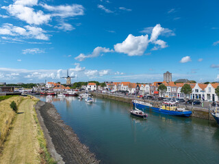 Fototapeta na wymiar Luftaufnahme mit Stadtbild am Nieuwe Haven in Zierikzee. Provinz Zeeland in den Niederlanden