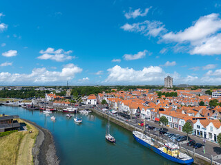 Fototapeta na wymiar Luftaufnahme mit Stadtbild am Nieuwe Haven in Zierikzee. Provinz Zeeland in den Niederlanden