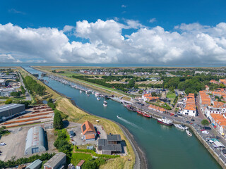 Luftaufnahme mit Blick über den Hafenkanal zur Nordseeküste. Zierikzee in der Provinz Zeeland in den Niederlanden