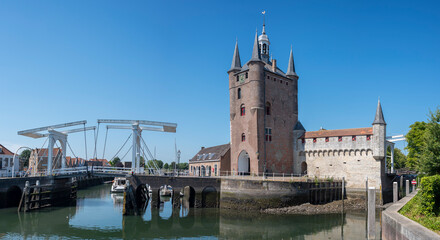 Ensemble mit Zuidhavenpoort in Zierikzee. Provinz Zeeland in den Niederlanden