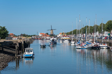 Fototapeta na wymiar Yachten am Kai Nieuwe Haven in Zierikzee. Provinz Zeeland in den Niederlanden