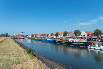 Fototapeta na wymiar Trawler am Kai Nieuwe Haven in Zierikzee. Provinz Zeeland in den Niederlanden