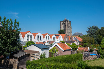 Weststraat mit Sint Lievensmonstertoren in Zierikzee. Provinz Zeeland in den Niederlanden