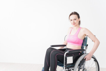 Fototapeta na wymiar スポーツウェアを着て車椅子に乗る外国人の女性