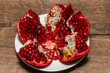 Cleans the pomegranate on a plate