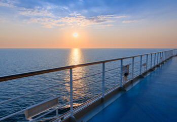 Obraz premium Sea horizon at sunset from deck of cruise ship.
