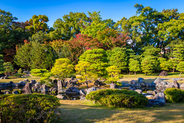 Fototapeta na wymiar 秋の京都・二条城で見た、紅葉で色づく庭園と快晴の青空