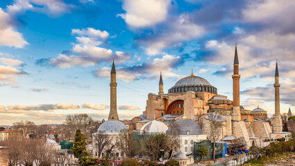 Fototapeta na wymiar Hagia Sophia domes and minarets in the old town of Istanbul Turkiye, Sultanahmet district in Istanbul, Hagia Sophia Ayasofya in Sultanahmet, Hagia Sophia famed byzantine mosque with dome, Turkey.