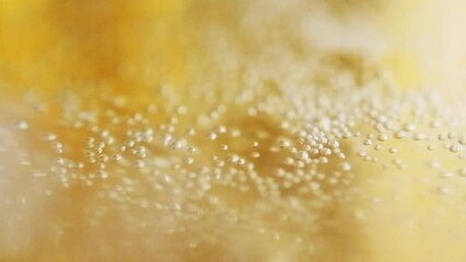 シャンパン、スパークリングワインの立ち上がる炭酸の泡のアップ　スローモーション　マクロ - Powered by Adobe