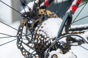 Obraz premium Snowy bicycle cassette and gears.