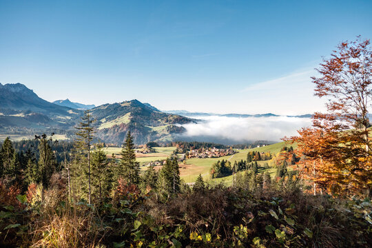Das Dorf Finsterwald im Entlebuch, Kanton Luzern, UNESCO Biosph&auml;re, Landschaft, Nebelmeer, Schweiz