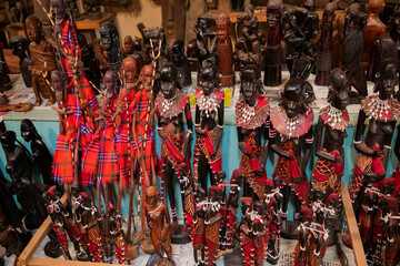 Fototapeta na wymiar a large exhibition of African masks and figurines made of wood, handmade in the national style