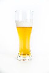 imagen de una cerveza con espuma servida en un vaso grande 