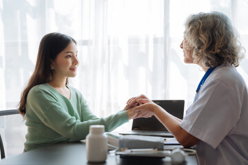 Obraz premium Female doctors shake hands with patients encouraging each other To offer love, concern, and encouragement while checking the patient's health. concept of medicine.