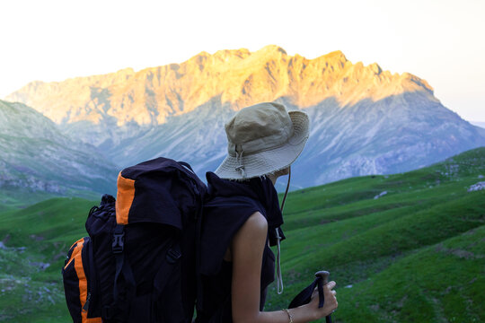 chica de senderismo por la monta&ntilde;a al atardecer