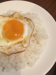 目玉焼きののったご飯