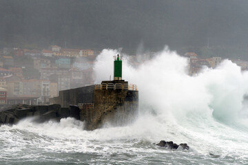 Olas enormes rompiendo en el faro del puerto de A Guarda. Pontevedra, Galicia, Espa&ntilde;a.