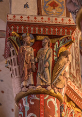 Fototapeta na wymiar Chapiteau roman peint dans l'abbatiale Saint-Austremoine d'Issoire, Auvergne, France