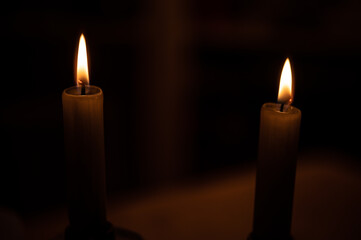 Kerzenlicht in der Dunkelheit