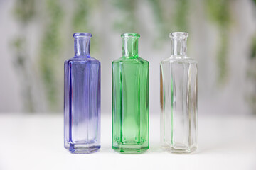3色のガラス瓶【背景グリーン】