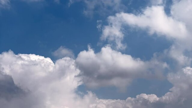 青空を流れる白い雲　層積雲と積雲　クラウドスケープ