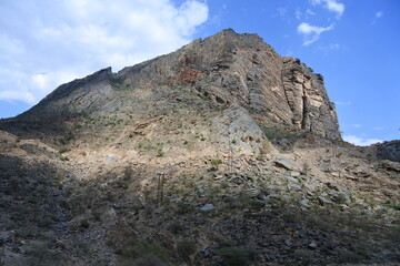 Hinweisschild an der Piste im Wadi Bani Awf im Oman