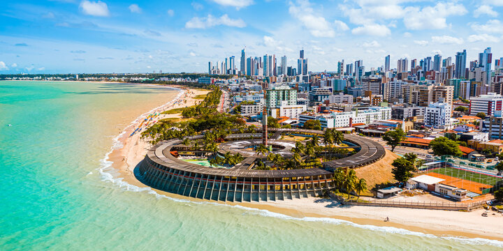 Praia de Tamba&uacute; com Hotel Tamba&uacute; 