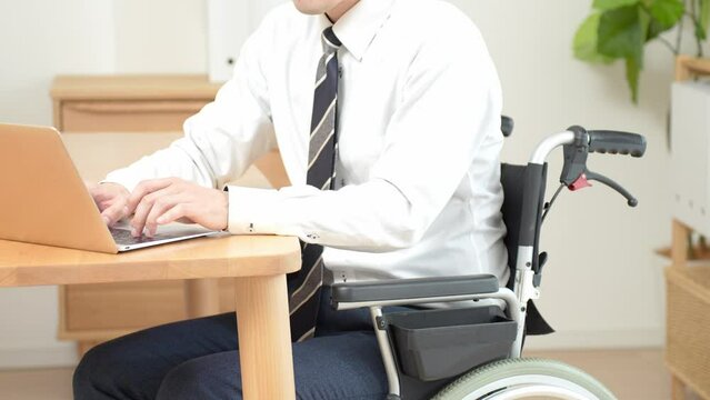 車椅子で仕事をする日本人
