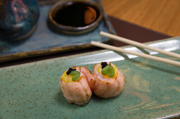 Differents japanese sushi on a elegant blue plate. - 581808477