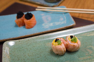 Differents japanese sushi on a elegant blue plate. - 581808488
