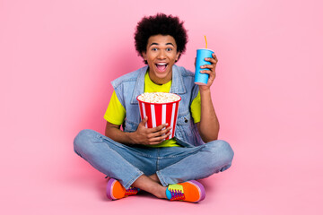 Obraz premium Full length photo of overjoyed positive glad man wear retro stylish clothes enjoy comedy have fun isolated on pink color background