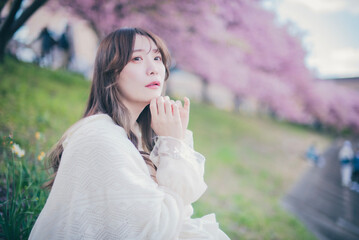 桜と女性