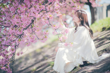 桜と女性