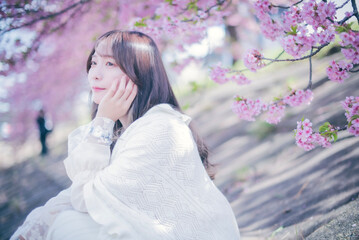 桜と女性