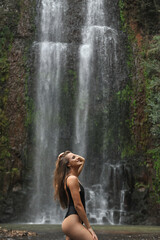 bela mulher em cachoeira 