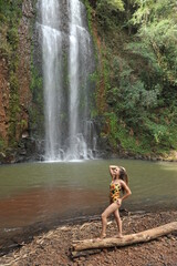 Fototapeta na wymiar bela mulher de biquine em cachoeira 