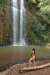 Fototapeta na wymiar bela mulher de biquine em cachoeira 