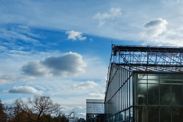 Große Gewächshausanlagen, Wolken, mit Detail