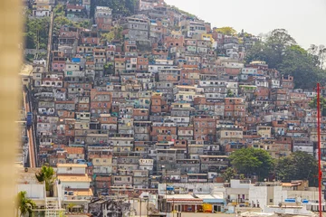 Cercles muraux Copacabana, Rio de Janeiro, Brésil Closeup shot of buildings on a mountain in the Copacabana neighborhood in Rio de Janeiro