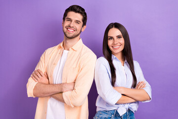 Photo of confident positive married couple wear shirts arms crossed smiling isolated violet color background