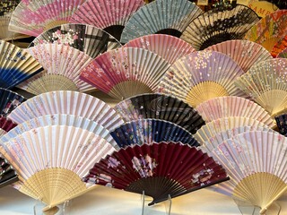並べられたカラフルな日本伝統工芸の扇子