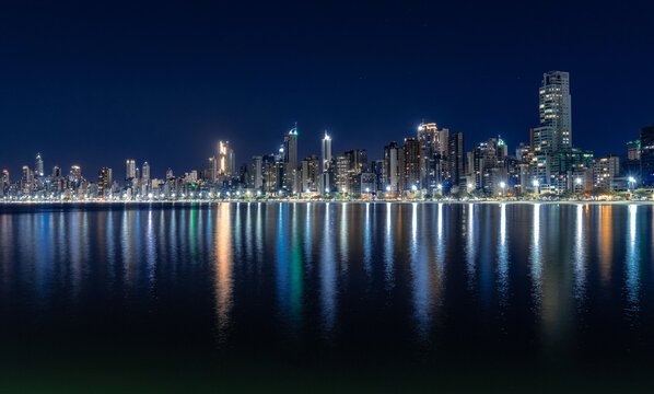 Panor&acirc;mica noturna em Balne&aacute;rio Cambori&uacute; SC