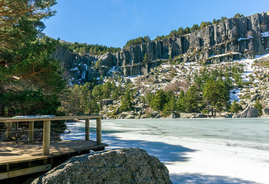 Plataforma sobre la Laguna Negra de Vinuesa, en Soria, norte de Espa&ntilde;a helada en invierno