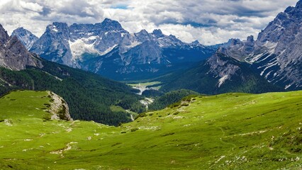 Fototapeta na wymiar Beautiful landscape of the Tre Cime di Lavaredo mountain range in Dolomites, Italy.