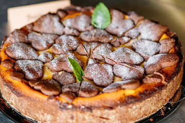 Russischer Zupfkuchen mit Schokoladenteig in Herzform, Minze und Puderzucker als hausgemachter Kuchen bei Hochzeitsbuffet