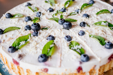 Heidelbeerkuchen mit Minze und Kokosraspeln 